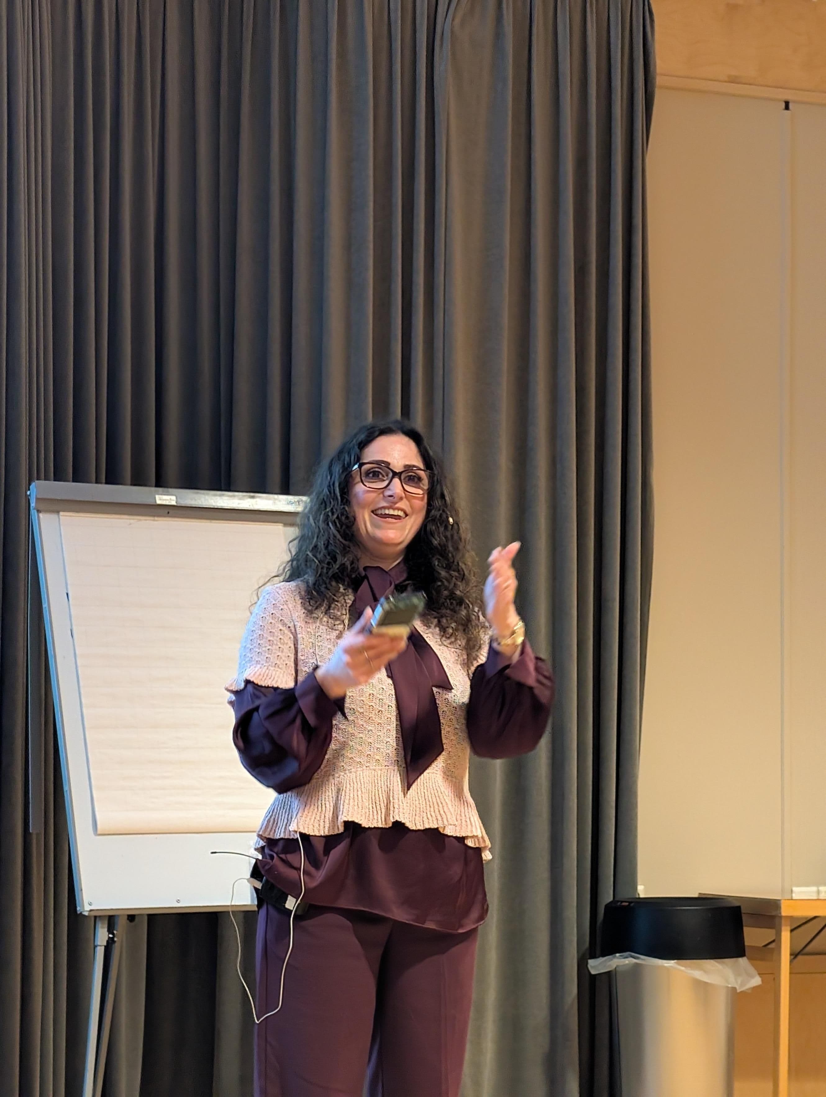 Nooshin Zaery oppfordrer organisasjoner til å slutte med «sjekkliste-mangfold» og heller skape reell innflytelse for medlemmer med innvandrerbakgrunn. Rekruttering må skje på deres arenaer (moské, språk-kafé, voksenopplæring m.m.), med klart språk («Vi vil høre stemmen din – og handle»), praktisk tilrettelegging (reise, barnepass, møtetider) og konkrete roller fra dag én. Hun minner om at «innvandrere» er mange ulike grupper og at mange møter dobbel usynlighet (innvandrer + funksjonsnedsettelse). Hovedbudskapet: Bruk hjertet først, systemet etterpå.