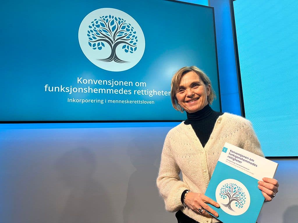 Generalsekretær Lilly Ann Elvestad med ekspertutvalgets rapport. Hun smiler.