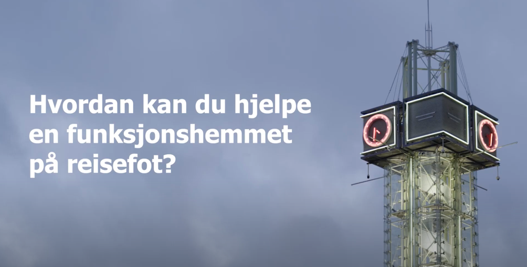 Et klokketårn og en grå himmel. En hvit tekst hvor det står: Hvordan kan du hjelpe en funksjonshemmet på reisefot?