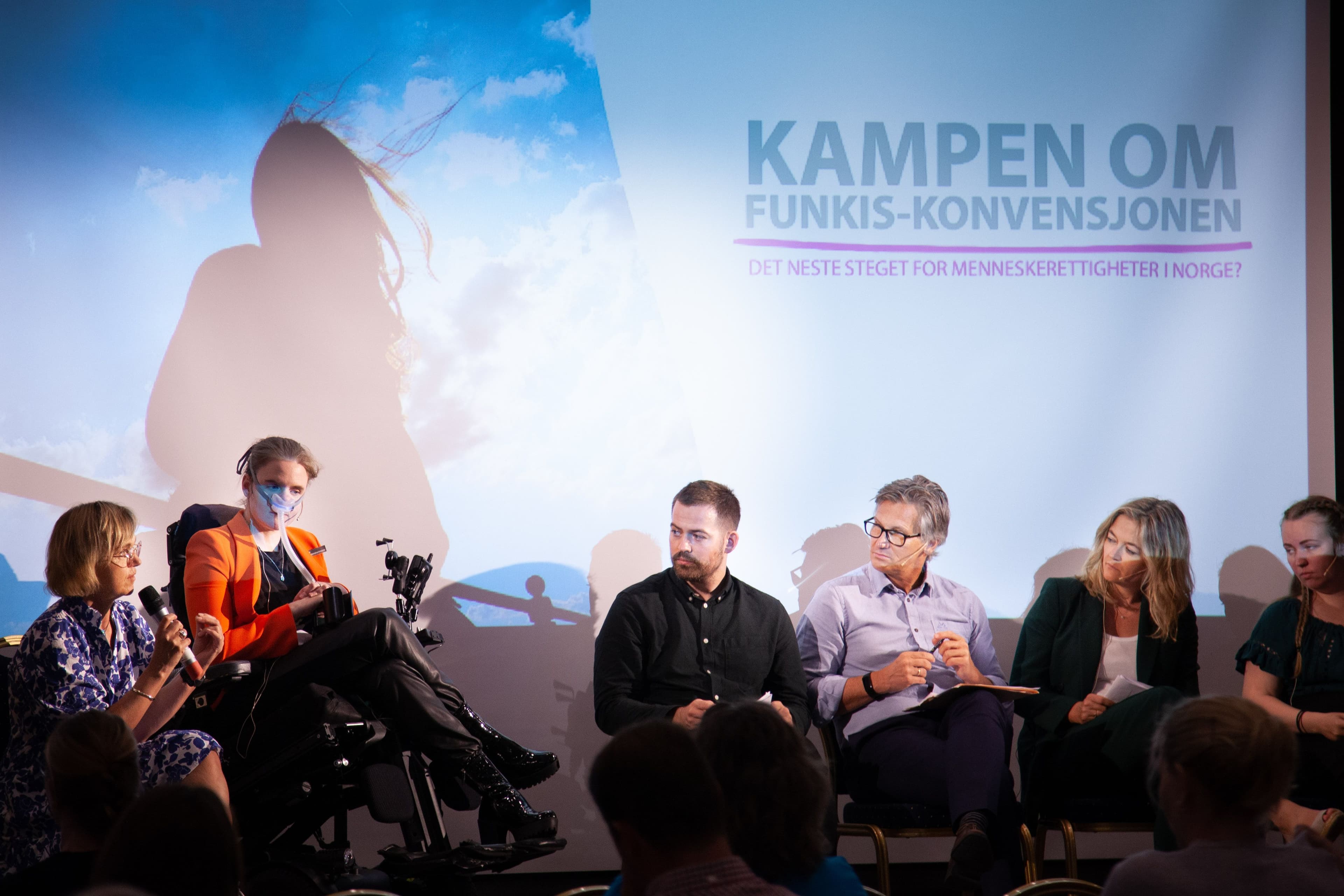 Bilde av et panel under Arendalsuka. På scenen er Lilly Ann Elvestad, Ingrid Thunem, Torbjørn Vereide, Bjørn Erik Thon, Adele Matheson Mestad og Anja Abusland. Bak dem er en skjerm hvor det står: Kampen om funkis-konvensjonen.